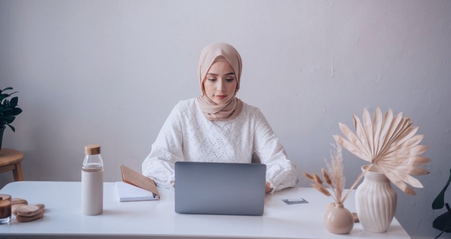 العمل الهجين في السعودية: الموازنة بين التقاليد والمرونة في عام 2025