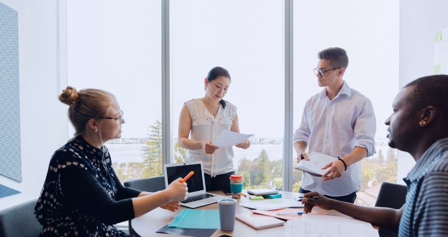 إعادة التفكير في إدارة الأداء: من التقييم السنوي إلى التغذية الراجعة المستمرة