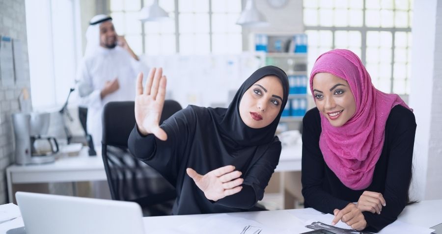 تمكين المرأة في سوق العمل الخليجي: استراتيجيات للتوظيف الشامل والتنوع بين الجنسين