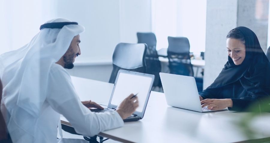 تقطير الوظائف في قطر: دعم الكفاءات الوطنية في عام 2025