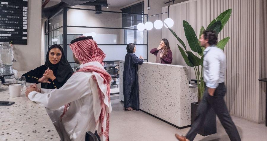 التوطين ورؤية 2030: كيف تتغير سوق العمل السعودية