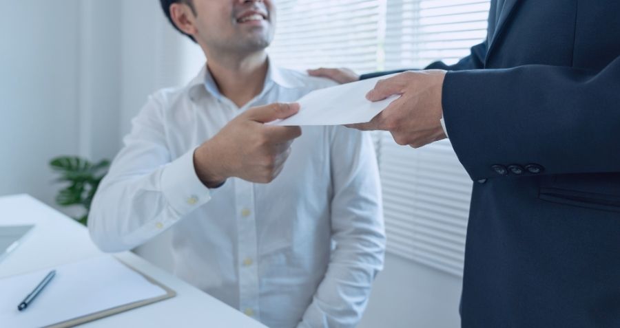 فهم معايير الرواتب: كيف تبقى منافسًا في سوق العمل في الشرق الأوسط