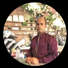 جمال Hossaion, restaurant operations manager