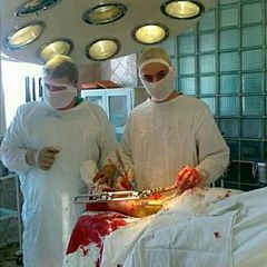 احمد ابوبكر, جراح عظام