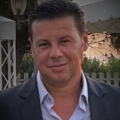 دينيس Ulqinaku, operation director