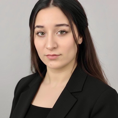 Khaoula Bakhach, costumer service and training in visual merchandiser